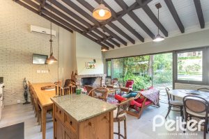 Casa à venda com 395m², 4 dormitórios, 1 suíte, 4 vagas, no bairro Vila Conceição em Porto Alegre