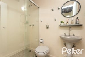 Casa à venda com 395m², 4 dormitórios, 1 suíte, 4 vagas, no bairro Vila Conceição em Porto Alegre