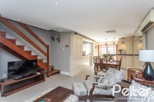 Casa à venda com 157m², 3 dormitórios, 1 suíte, 2 vagas, no bairro Ipanema em Porto Alegre