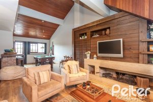 Casa à venda com 157m², 3 dormitórios, 1 suíte, 2 vagas, no bairro Ipanema em Porto Alegre