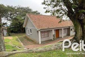 Casa à venda com 218m², 4 dormitórios, 1 suíte, 7 vagas, no bairro Espírito Santo em Porto Alegre