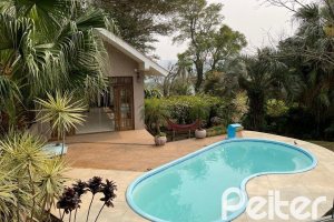 Casa à venda com 218m², 4 dormitórios, 1 suíte, 7 vagas, no bairro Espírito Santo em Porto Alegre