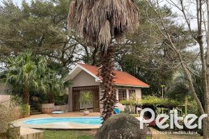 Casa à venda com 218m², 4 dormitórios, 1 suíte, 7 vagas, no bairro Espírito Santo em Porto Alegre