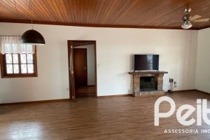 Casa à venda com 218m², 4 dormitórios, 1 suíte, 7 vagas, no bairro Espírito Santo em Porto Alegre