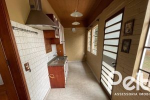 Casa à venda com 218m², 4 dormitórios, 1 suíte, 7 vagas, no bairro Espírito Santo em Porto Alegre