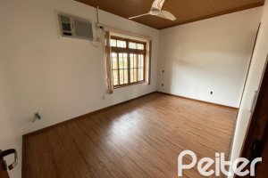 Casa à venda com 218m², 4 dormitórios, 1 suíte, 7 vagas, no bairro Espírito Santo em Porto Alegre