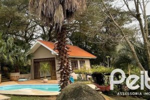 Casa à venda com 218m², 4 dormitórios, 1 suíte, 7 vagas, no bairro Espírito Santo em Porto Alegre