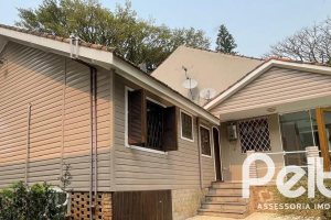 Casa à venda com 218m², 4 dormitórios, 1 suíte, 7 vagas, no bairro Espírito Santo em Porto Alegre