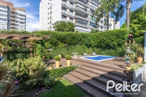 Casa à venda com 392m², 3 dormitórios, 1 suíte, 4 vagas, no bairro Tristeza em Porto Alegre