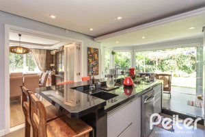 Casa à venda com 392m², 3 dormitórios, 1 suíte, 4 vagas, no bairro Tristeza em Porto Alegre