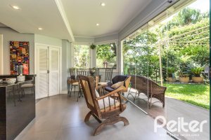 Casa à venda com 392m², 3 dormitórios, 1 suíte, 4 vagas, no bairro Tristeza em Porto Alegre