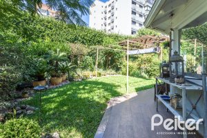 Casa à venda com 392m², 3 dormitórios, 1 suíte, 4 vagas, no bairro Tristeza em Porto Alegre