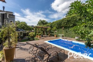 Casa à venda com 392m², 3 dormitórios, 1 suíte, 4 vagas, no bairro Tristeza em Porto Alegre