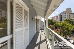 Casa à venda com 392m², 3 dormitórios, 1 suíte, 4 vagas, no bairro Tristeza em Porto Alegre