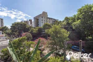 Casa à venda com 392m², 3 dormitórios, 1 suíte, 4 vagas, no bairro Tristeza em Porto Alegre