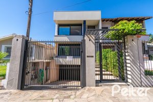 Casa à venda com 307m², 3 dormitórios, 1 suíte, 2 vagas, no bairro Vila Assunção em Porto Alegre