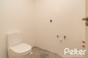 Casa à venda com 307m², 3 dormitórios, 1 suíte, 2 vagas, no bairro Vila Assunção em Porto Alegre