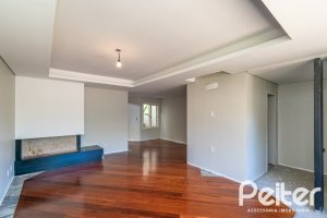 Casa à venda com 307m², 3 dormitórios, 1 suíte, 2 vagas, no bairro Vila Assunção em Porto Alegre