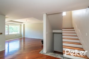 Casa à venda com 307m², 3 dormitórios, 1 suíte, 2 vagas, no bairro Vila Assunção em Porto Alegre