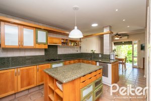 Casa à venda com 307m², 3 dormitórios, 1 suíte, 2 vagas, no bairro Vila Assunção em Porto Alegre