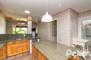 Casa à venda com 307m², 3 dormitórios, 1 suíte, 2 vagas, no bairro Vila Assunção em Porto Alegre