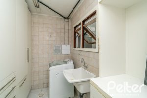 Casa à venda com 307m², 3 dormitórios, 1 suíte, 2 vagas, no bairro Vila Assunção em Porto Alegre