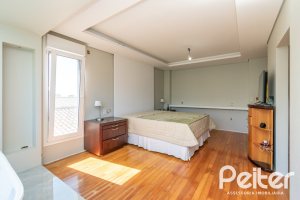 Casa à venda com 307m², 3 dormitórios, 1 suíte, 2 vagas, no bairro Vila Assunção em Porto Alegre