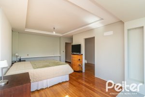 Casa à venda com 307m², 3 dormitórios, 1 suíte, 2 vagas, no bairro Vila Assunção em Porto Alegre