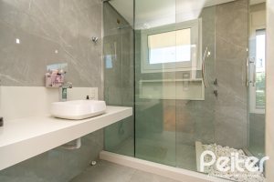 Casa à venda com 307m², 3 dormitórios, 1 suíte, 2 vagas, no bairro Vila Assunção em Porto Alegre