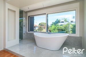 Casa à venda com 307m², 3 dormitórios, 1 suíte, 2 vagas, no bairro Vila Assunção em Porto Alegre