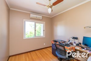 Casa à venda com 307m², 3 dormitórios, 1 suíte, 2 vagas, no bairro Vila Assunção em Porto Alegre