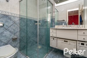 Casa à venda com 307m², 3 dormitórios, 1 suíte, 2 vagas, no bairro Vila Assunção em Porto Alegre