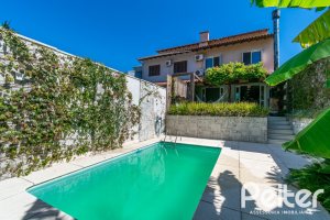 Casa à venda com 307m², 3 dormitórios, 1 suíte, 2 vagas, no bairro Vila Assunção em Porto Alegre