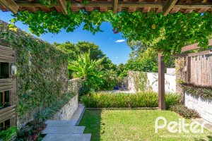 Casa à venda com 307m², 3 dormitórios, 1 suíte, 2 vagas, no bairro Vila Assunção em Porto Alegre