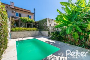 Casa à venda com 307m², 3 dormitórios, 1 suíte, 2 vagas, no bairro Vila Assunção em Porto Alegre