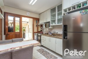 Casa à venda com 152m², 3 dormitórios, 1 suíte, 2 vagas, no bairro Vila Assunção em Porto Alegre