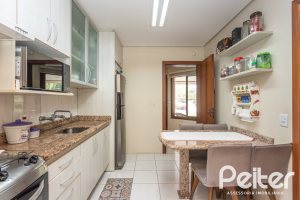 Casa à venda com 152m², 3 dormitórios, 1 suíte, 2 vagas, no bairro Vila Assunção em Porto Alegre
