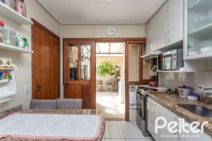 Casa à venda com 152m², 3 dormitórios, 1 suíte, 2 vagas, no bairro Vila Assunção em Porto Alegre