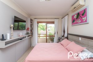 Casa à venda com 152m², 3 dormitórios, 1 suíte, 2 vagas, no bairro Vila Assunção em Porto Alegre