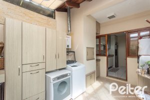 Casa à venda com 152m², 3 dormitórios, 1 suíte, 2 vagas, no bairro Vila Assunção em Porto Alegre