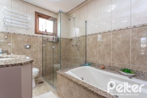 Casa à venda com 152m², 3 dormitórios, 1 suíte, 2 vagas, no bairro Vila Assunção em Porto Alegre