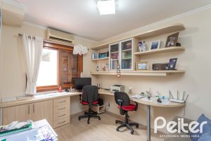 Casa à venda com 152m², 3 dormitórios, 1 suíte, 2 vagas, no bairro Vila Assunção em Porto Alegre