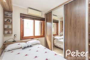 Casa à venda com 152m², 3 dormitórios, 1 suíte, 2 vagas, no bairro Vila Assunção em Porto Alegre