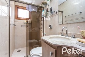 Casa à venda com 152m², 3 dormitórios, 1 suíte, 2 vagas, no bairro Vila Assunção em Porto Alegre