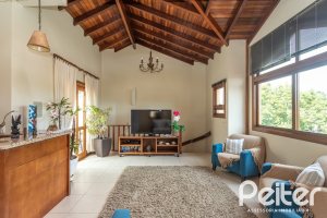 Casa à venda com 152m², 3 dormitórios, 1 suíte, 2 vagas, no bairro Vila Assunção em Porto Alegre