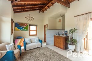 Casa à venda com 152m², 3 dormitórios, 1 suíte, 2 vagas, no bairro Vila Assunção em Porto Alegre