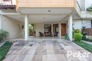 Casa à venda com 152m², 3 dormitórios, 1 suíte, 2 vagas, no bairro Vila Assunção em Porto Alegre