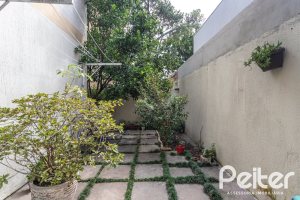 Casa à venda com 152m², 3 dormitórios, 1 suíte, 2 vagas, no bairro Vila Assunção em Porto Alegre