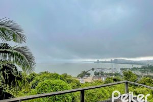 Casa à venda com 561m², 5 dormitórios, 4 vagas, no bairro Vila Assunção em Porto Alegre