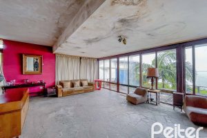 Casa à venda com 561m², 5 dormitórios, 4 vagas, no bairro Vila Assunção em Porto Alegre